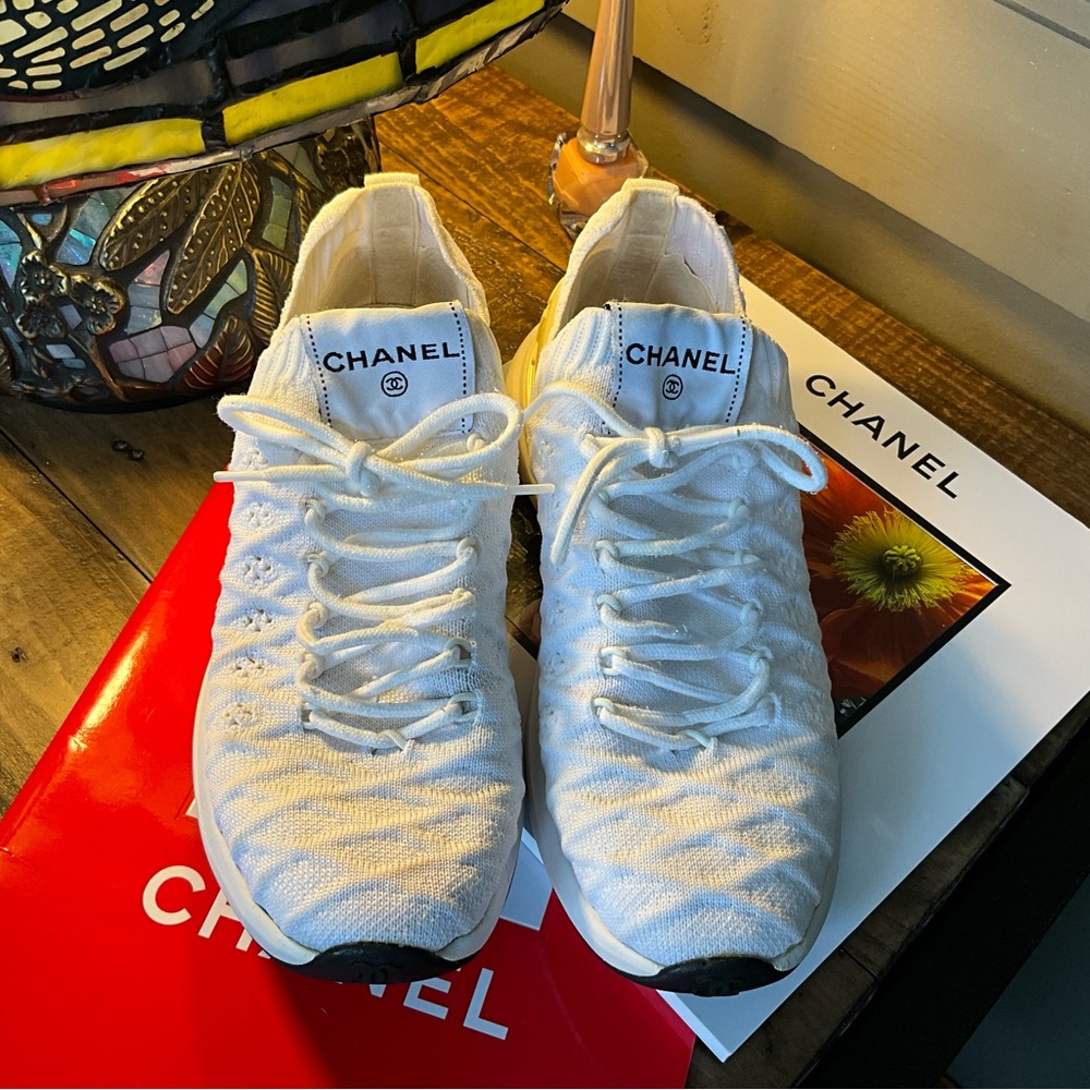CHANEL White Sneakers Stylish and Comfortable size 36 or 5-6  US EUC